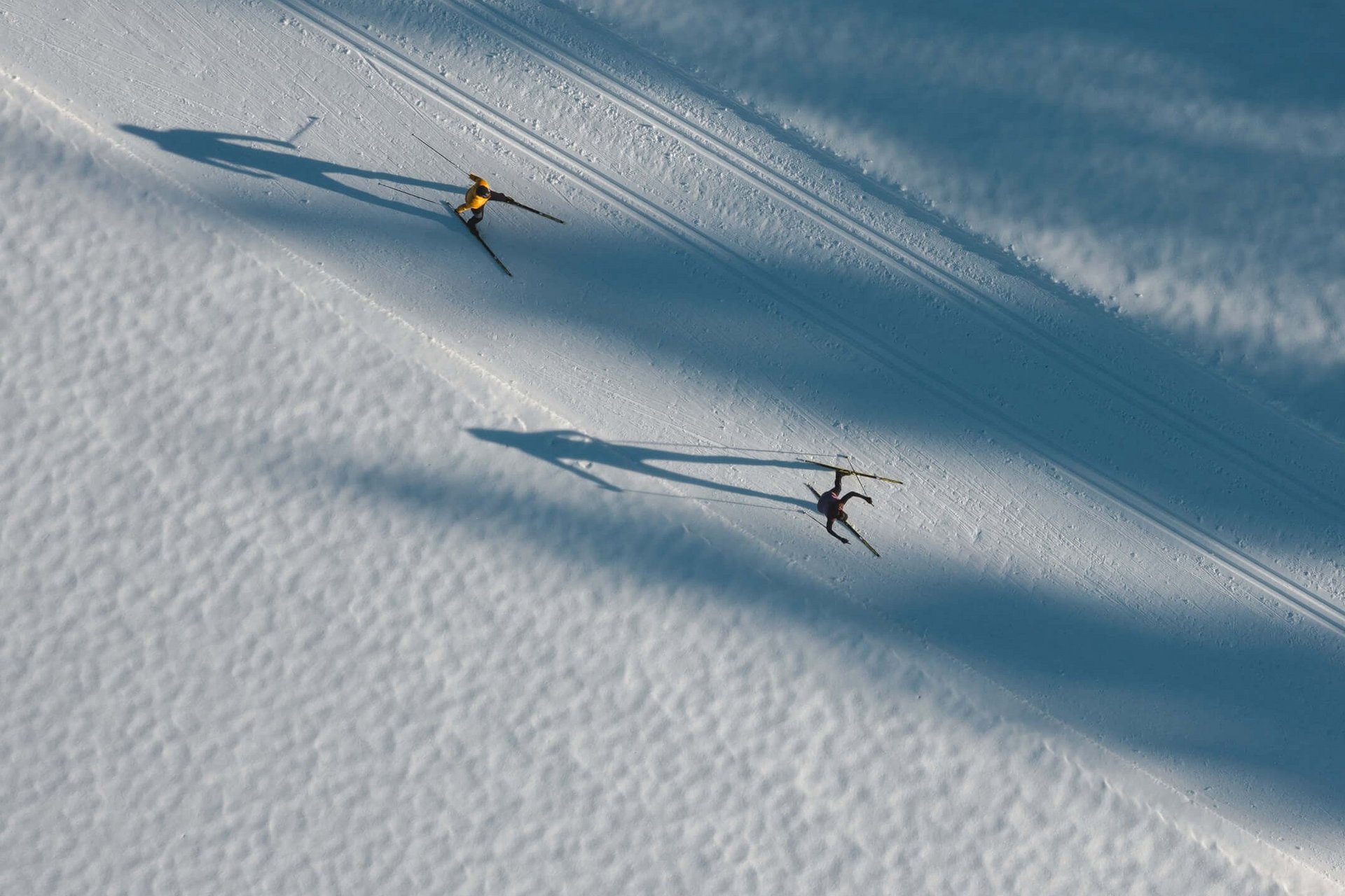 Langlaufen am Wachlsee © Mathäus Gartner Zwei Langläufer auf schneebedeckter Spur mit langen Schatten im Morgenlicht