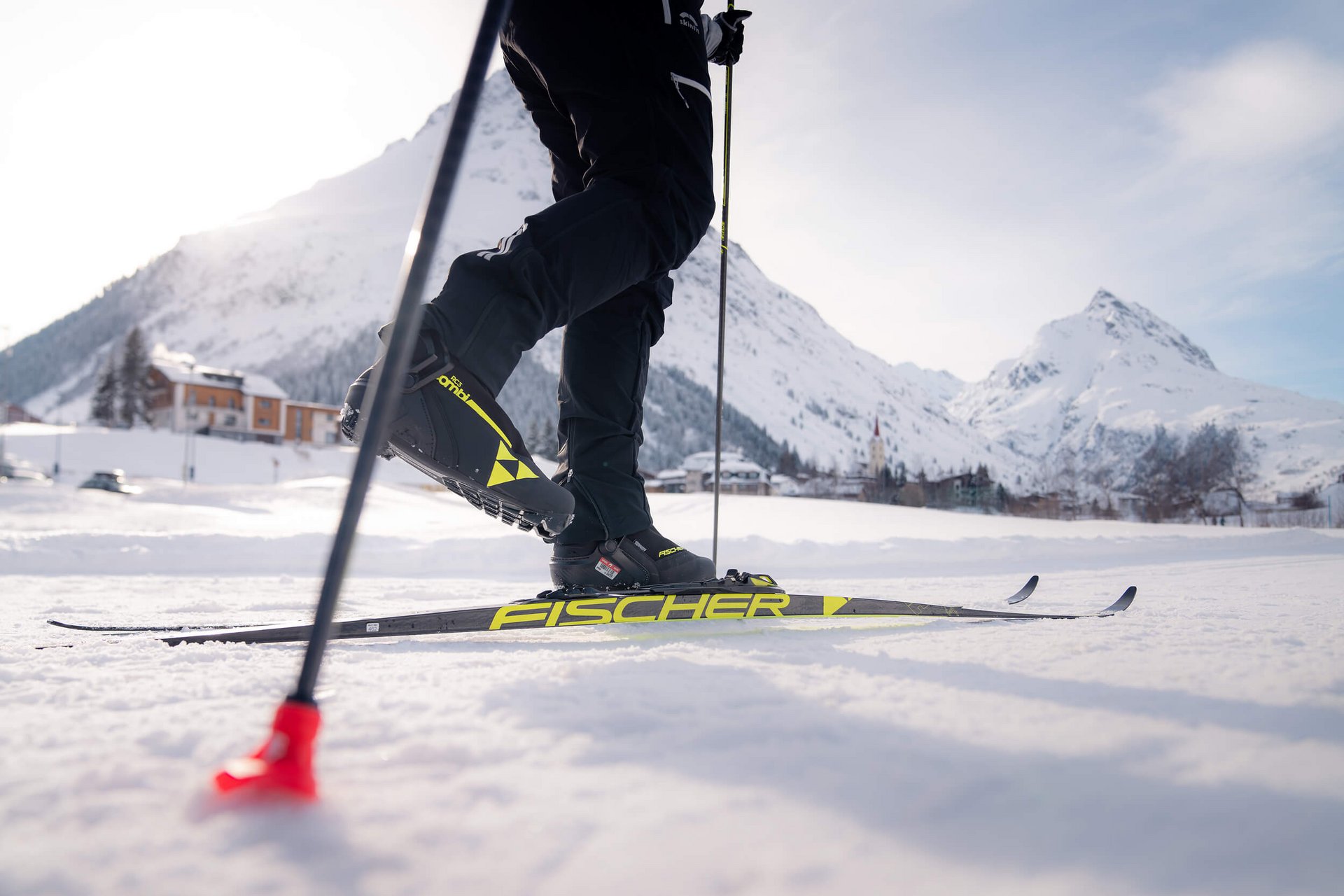 Langlauf Urlaub © TVB Paznaun-Ischgl Person beim Langlaufen auf verschneiter Berglandschaft mit Skiern und Stöcken