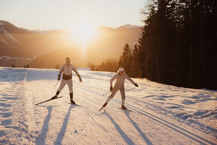 Seefeld Nordic Combined Triple © Alex Moling Zwei Langläufer im Sonnenuntergang auf verschneiter Strecke