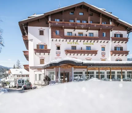 Hotel Union © Harald Wisthaler Hotel Union in snow with skiers and clear sky