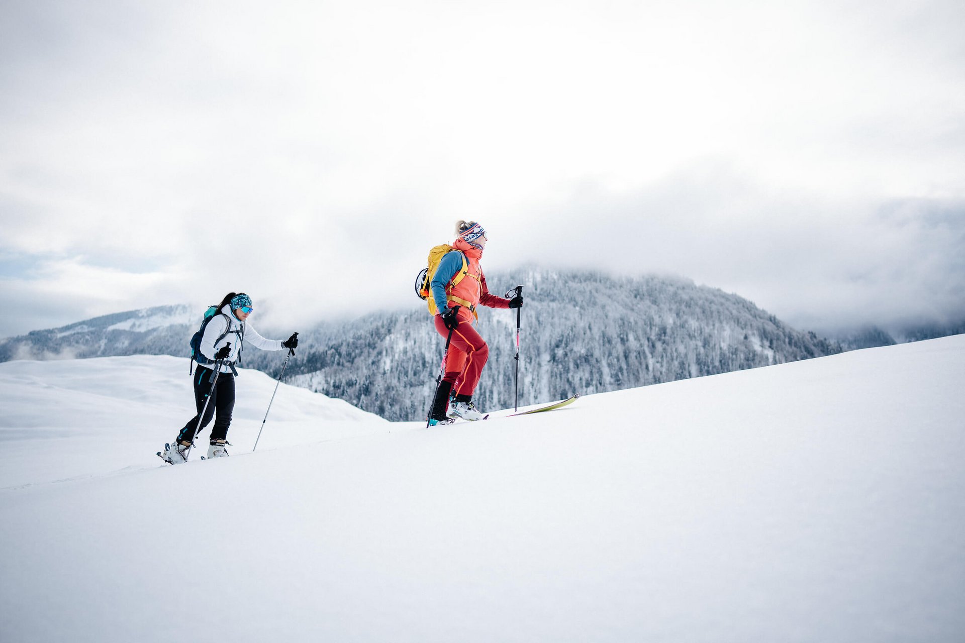 Langlauf Urlaub © Martin Hoffmann Zwei Skifahrer wandern im Schnee mit Berg im Hintergrund