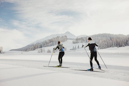 IBU Junior Cup 2025 © Alex Moling Zwei Personen beim Langlaufen in verschneiter Berglandschaft