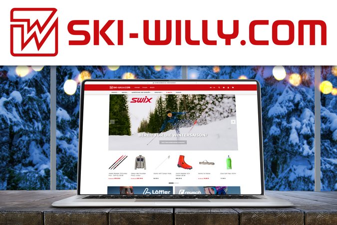Langlauf Urlaub © SKI-WILLY.COM Laptop zeigt ski-willy.com Webseite mit Wintersportausrüstung vor verschneitem Fenster