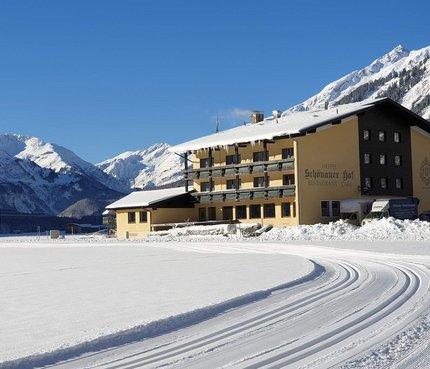 Hotel Schönauer Hof © Hotel Schönauer Hof Schneebedecktes Hotel in den Alpen mit Loipenspuren im Vordergrund