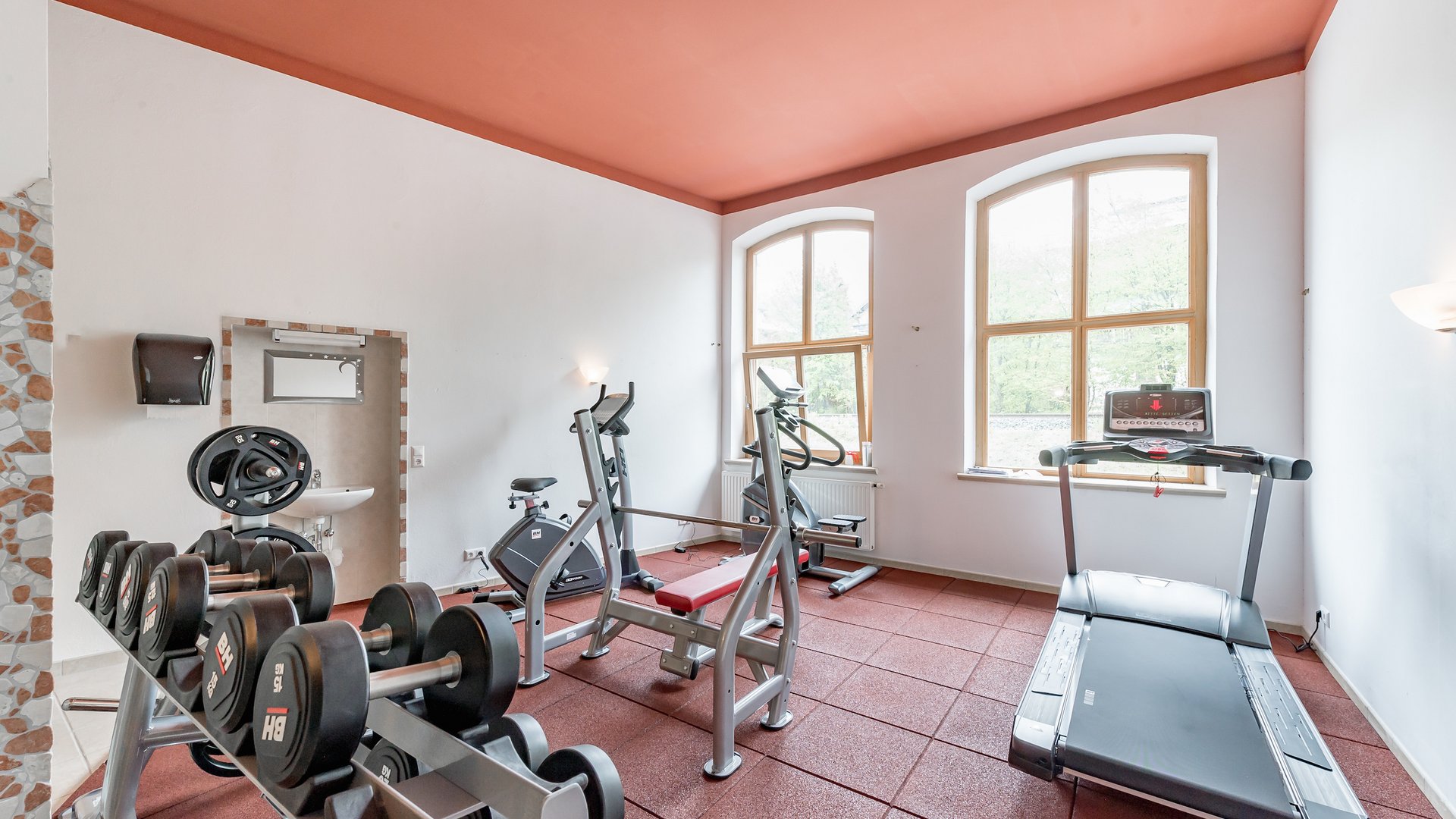 All Inclusive Hotel zum Gourmet **** © Archiv Marcati Fitnessraum mit Hanteln, Laufband, Heimtrainer und Gewichtbank
