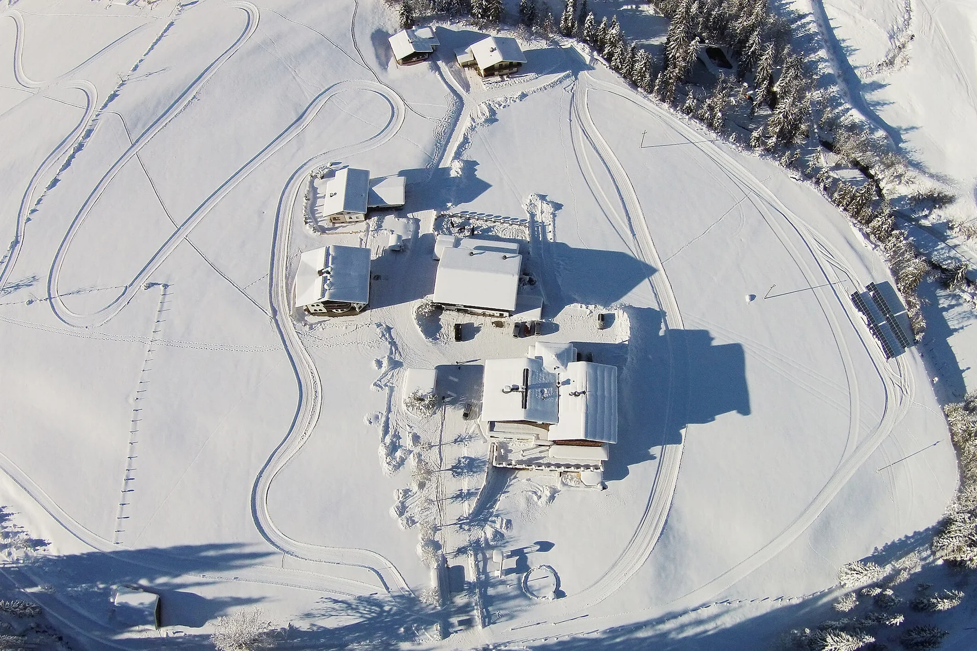 Langlauf Urlaub © Berghotel Lämmerhof Luftaufnahme von Häusern im verschneiten Winterwald