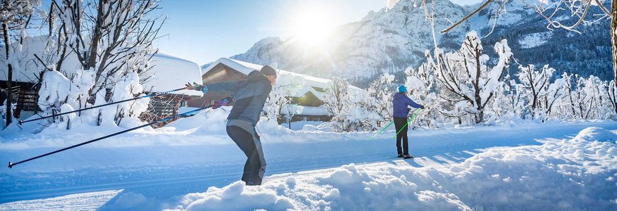 Osttirol © Martin Lugger Zwei Personen beim Langlaufen in verschneiter Berglandschaft bei Sonnenschein