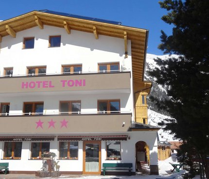 Hotel Toni © Hotel Toni - Familie Walter KG Außenansicht von Hotel Toni mit Bergen und Schnee im Hintergrund