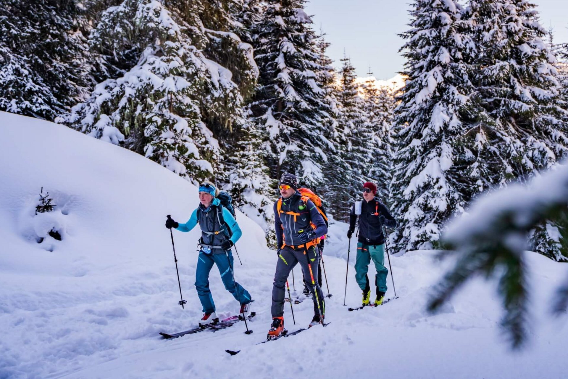 Langlauf Urlaub © TVB Großarltal / Peter Maier Drei Skitourengeher wandern durch verschneiten Wald