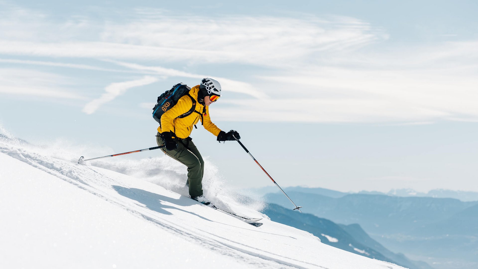 Skitouren Urlaub im Passeiertal © Tourismusverein Passeiertal - Benjamin Pfitscher Skifahrer in gelber Jacke fährt einen schneebedeckten Hang hinab