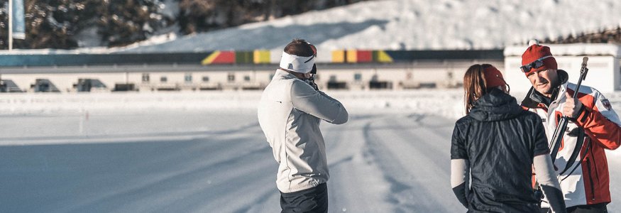 Hotel Vierbrunnenhof ***S © Manuel Kottersteger Biathlet beim Schießtraining auf verschneiter Bahn mit Trainern.