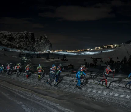 Moonlight Classic Seiser Alm 2027 © FotoArmin Skilangläufer bei Nacht auf verschneiter Loipe unter dunklem Himmel