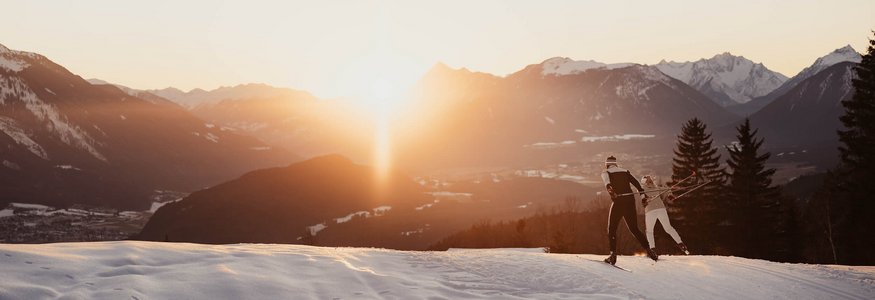 All Inclusive Hotel zum Gourmet **** © Alex Moling Zwei Langläufer auf verschneitem Berg bei Sonnenuntergang