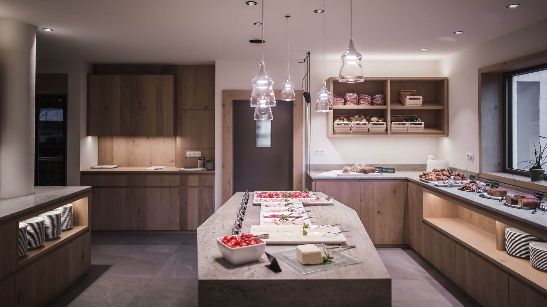 Hotel Vierbrunnenhof ***S © Manuel Kottersteger Moderne Küche mit Buffet und frischen Lebensmitteln auf einer Insel