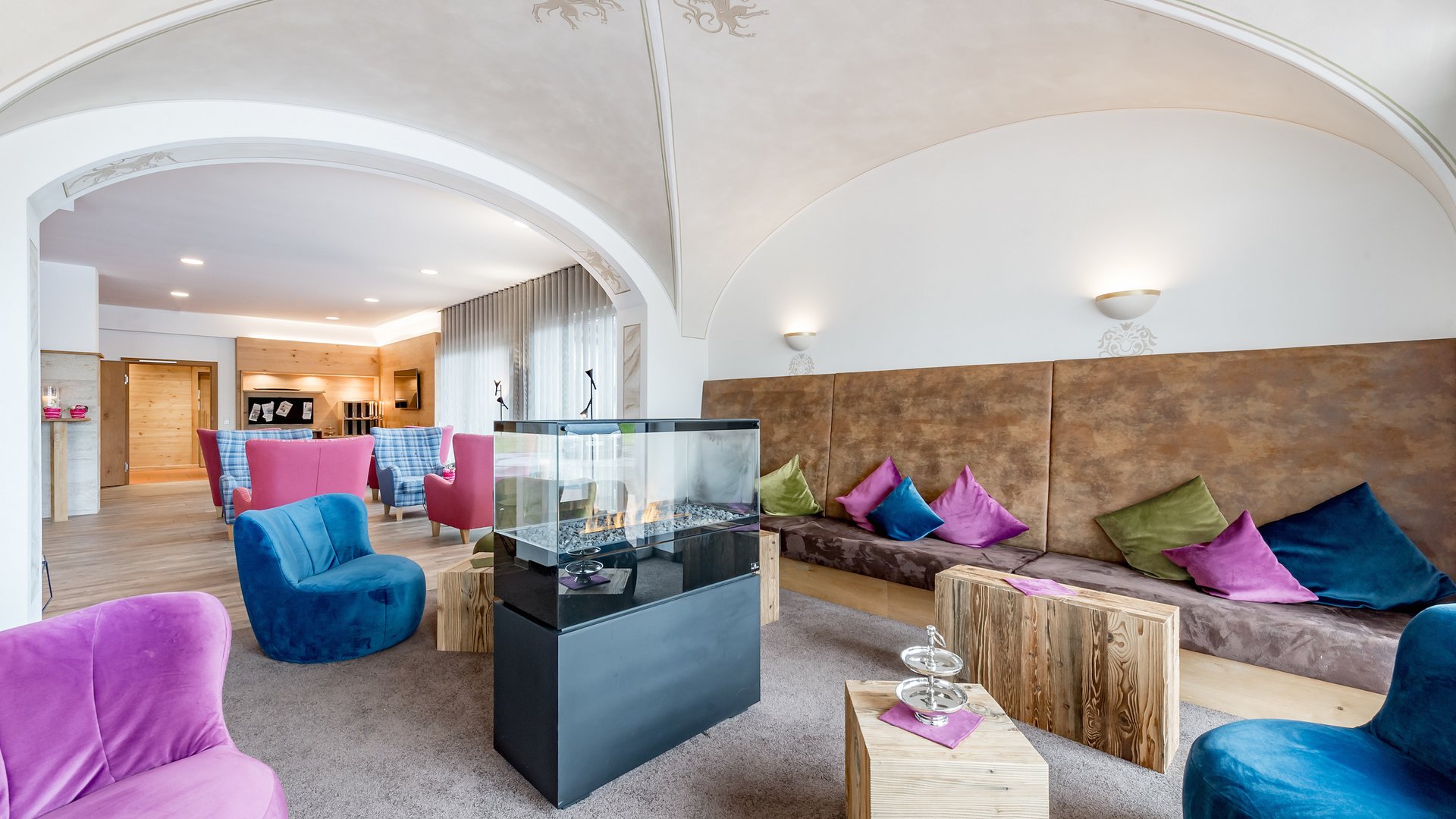 All Inclusive Hotel zum Gourmet **** © Archiv Marcati Gemütliche Lounge mit bunten Sesseln, Kamin und Holztischen