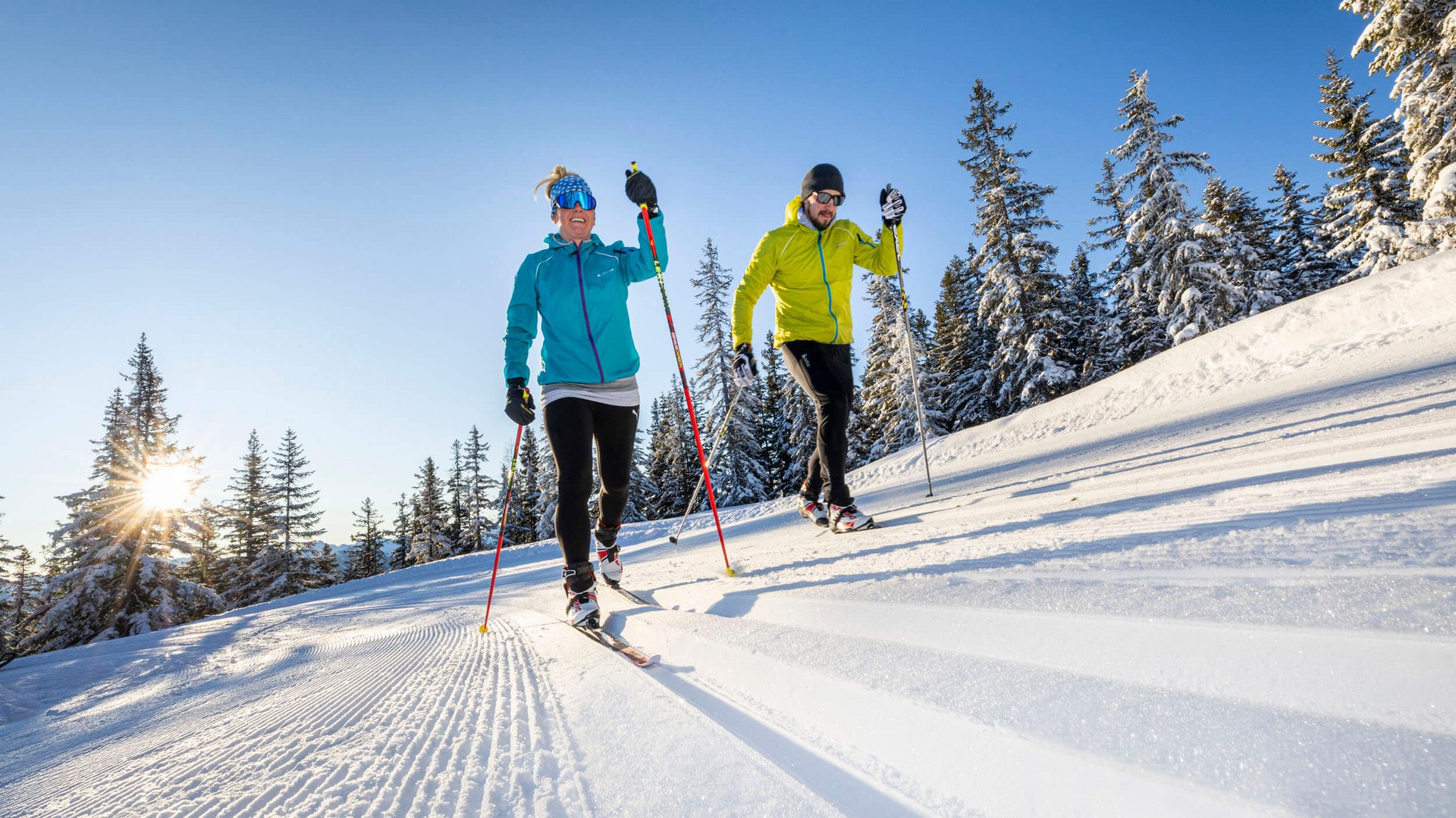 Langlauf Urlaub in Filzmoos © Christian Fischbacher - Filzmoos Tourismus Zwei Personen beim Langlaufen auf verschneiter Loipe im Sonnenschein