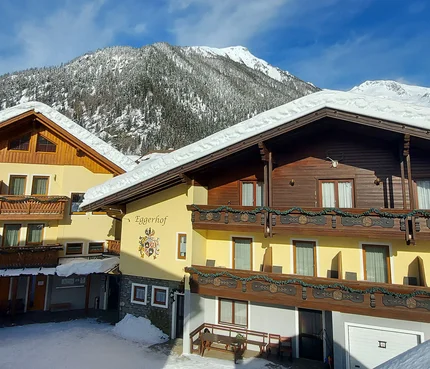 Hotel Eggerhof © Franz Gerdl Schneebedeckte Alpenhäuser vor klar blauem Himmel
