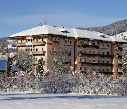 Apparthotel Germania © Apparthotel Germania GmbH Großes Hotel in verschneiter Winterlandschaft mit Bergen im Hintergrund