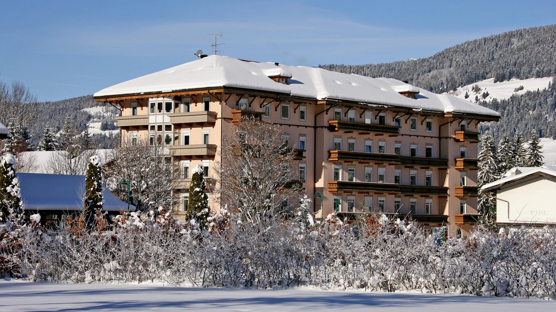 Apparthotel Germania *** © Apparthotel Germania GmbH Großes Hotel in verschneiter Winterlandschaft mit Bergen im Hintergrund