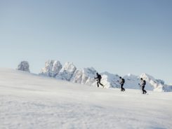 Dolomitenregion Drei Zinnen © Alex Moling Drei Skitourengeher wandern im Schnee vor schneebedeckten Bergen