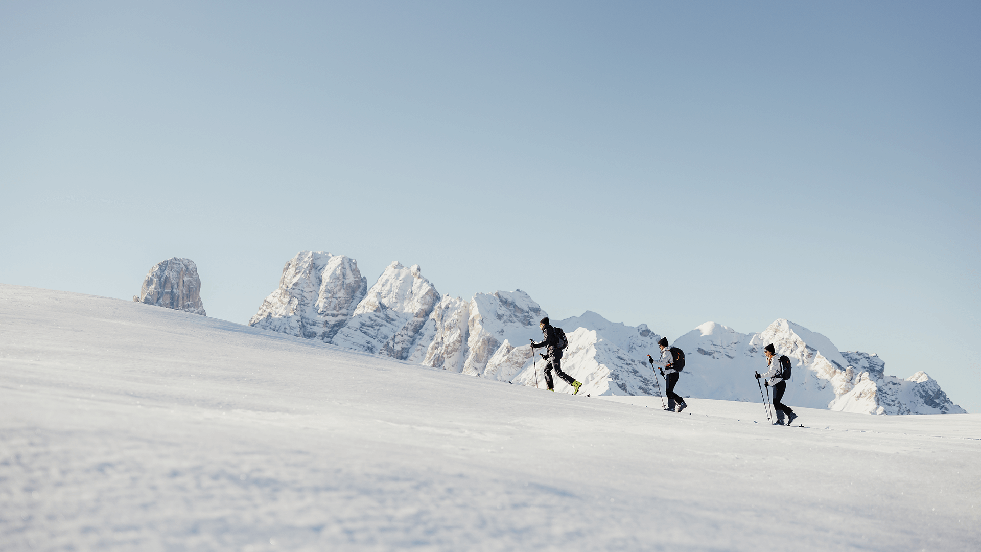 Langlauf Urlaub © Alex Moling Drei Skitourengeher wandern im Schnee vor schneebedeckten Bergen