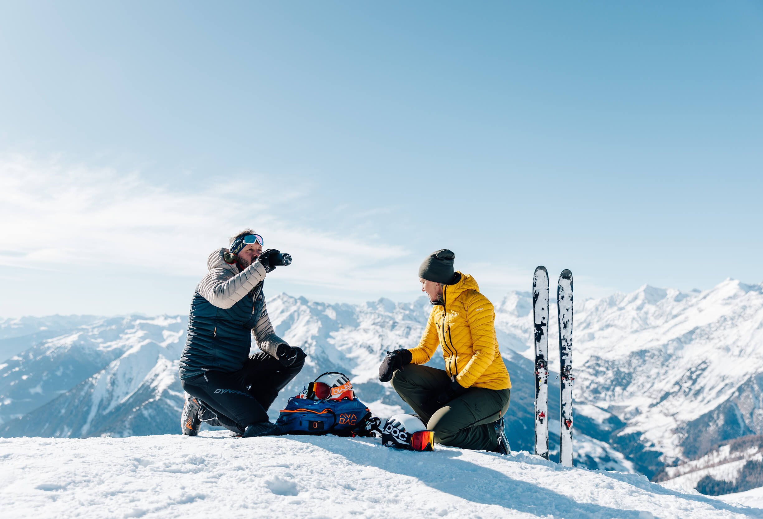 Passeiertal © Tourismusverein Passeiertal - Benjamin Pfitscher Zwei Skifahrer machen Pause im Schnee mit Bergblick