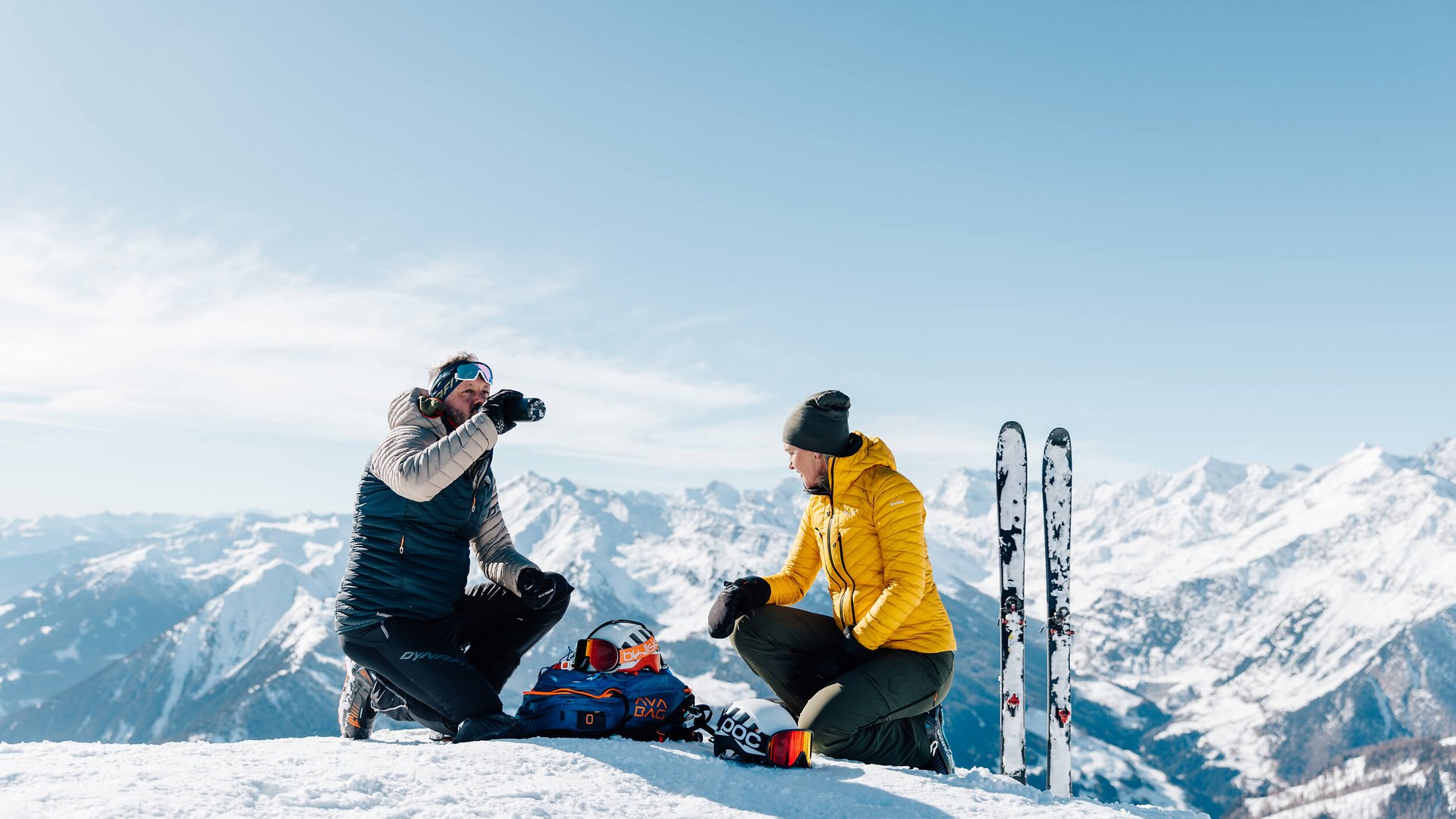 Skitouren Urlaub im Passeiertal © Tourismusverein Passeiertal - Benjamin Pfitscher Zwei Skifahrer machen Pause im Schnee mit Bergblick