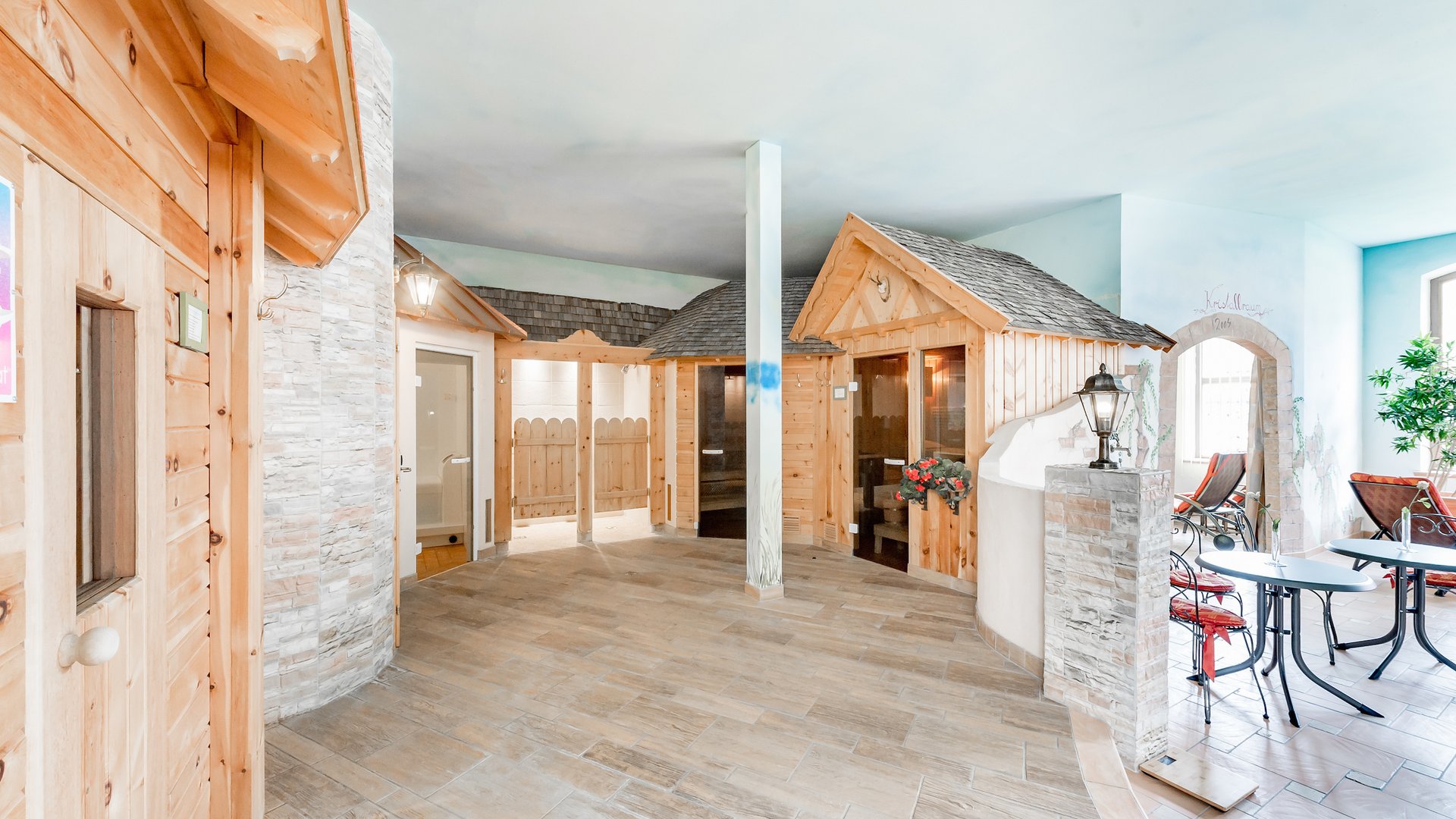 All Inclusive Hotel zum Gourmet **** © Archiv Marcati Innenbereich mit Holzhäusern und Sitzbereich in Wellness-Spa