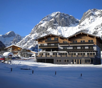 Berghotel Lämmerhof © Berghotel Lämmerhof Hotel in verschneiter Berglandschaft unter blauem Himmel
