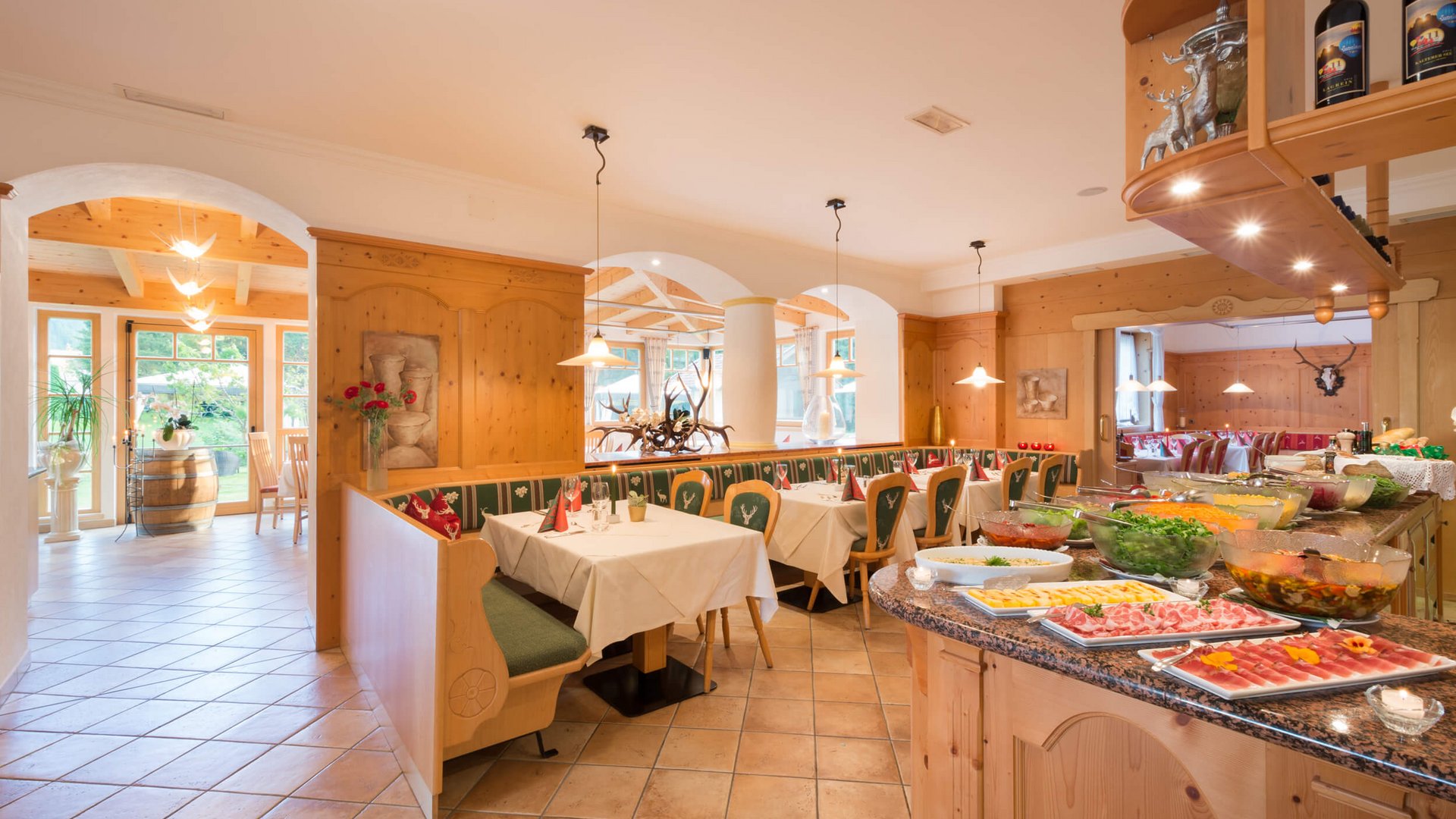 Apparthotel Germania *** © Apparthotel Germania GmbH Helles Restaurant mit Buffetauswahl und Holzmöbeln