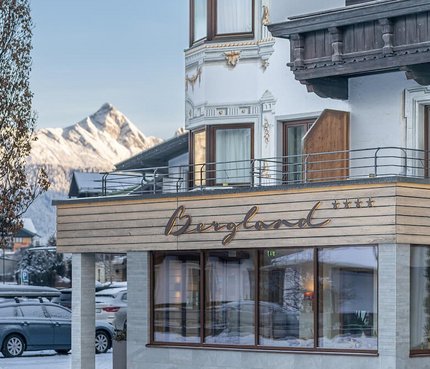 Hotel Daschil’s Bergland All.Inclusive © Johannes Brunner Hotel Bergland mit schneebedeckten Bergen im Hintergrund