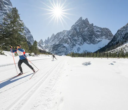 51. 3 Zinnen Ski-Marathon © Harald Wisthaler Langläufer im verschneiten Gebirgstal bei strahlendem Sonnenschein